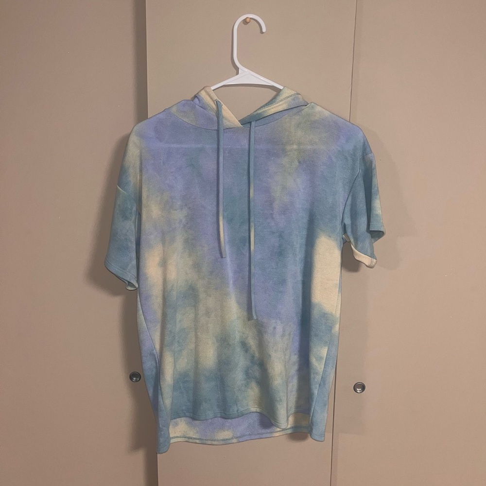 Tie-dye hooded short sleeve shirt